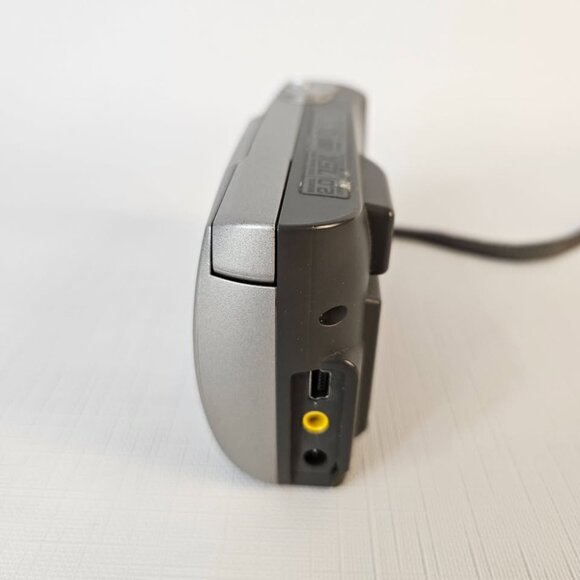 Olympus Camedia D-520 Zoom 2.0MP Digital Camera w/ 16MB Smart Media Card - Picture 3 of 9